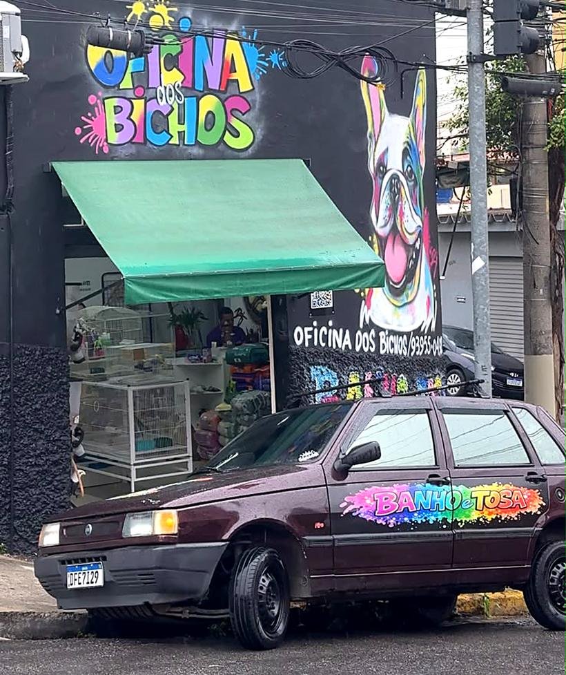 Fachada da Oficina dos Bichos na Rua Capivari, 391, com o carro Banho e Tosa estacionado em frente